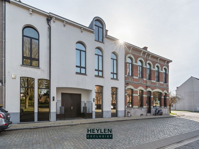 In het charmante dorpscentrum van Meerdonk, langs Meerdonkdorp en de Teerlingstraat, bevindt zich deze uitzonderlijke en uiterst exclusieve eigendom w