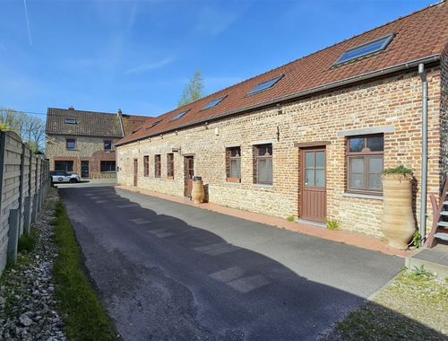                                         Bâtiment commercial à louer à Sirault, € 1.750
