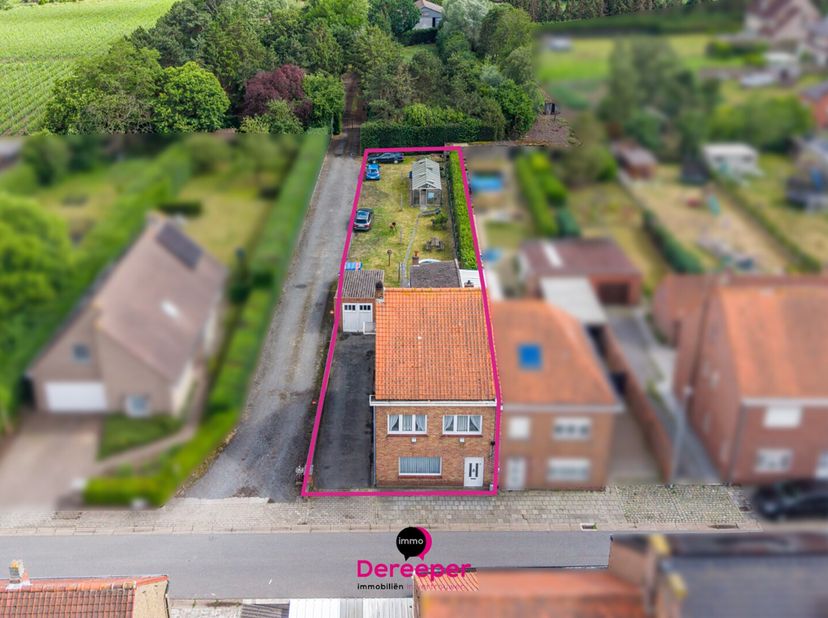Bent u op zoek naar een woning die u volledig naar eigen smaak kunt renoveren? Dan biedt deze halfopen bebouwing in het charmante Jabbeke een uitsteke