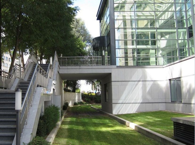 Kantoorruimte ( 59m² – 12- 14 werkplekken | All-in<br />
Deze privatiseerbare kantoorruimte van 220 m² op de eerste verdieping is ideaal voor middelgr