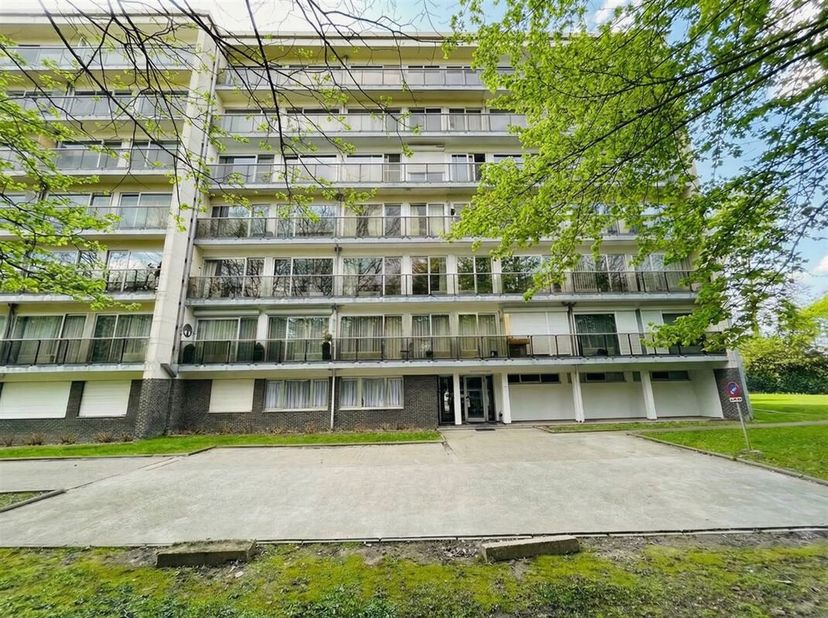 ***** OPTION ***** <br />
À SAISIR ! Très joli studio situé sur les hauteurs du Sart - Tilman dans une résidence au milieu d'un parc avec une piscine