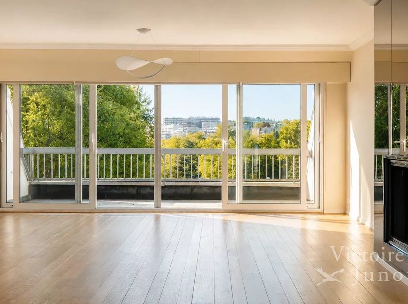 Observatoire, prachtig penthouse met 3 slaapkamers, terrassen, garages<br />
In de zeer gewilde wijk Statuaire / Observatoire, een prachtig doorlopend
