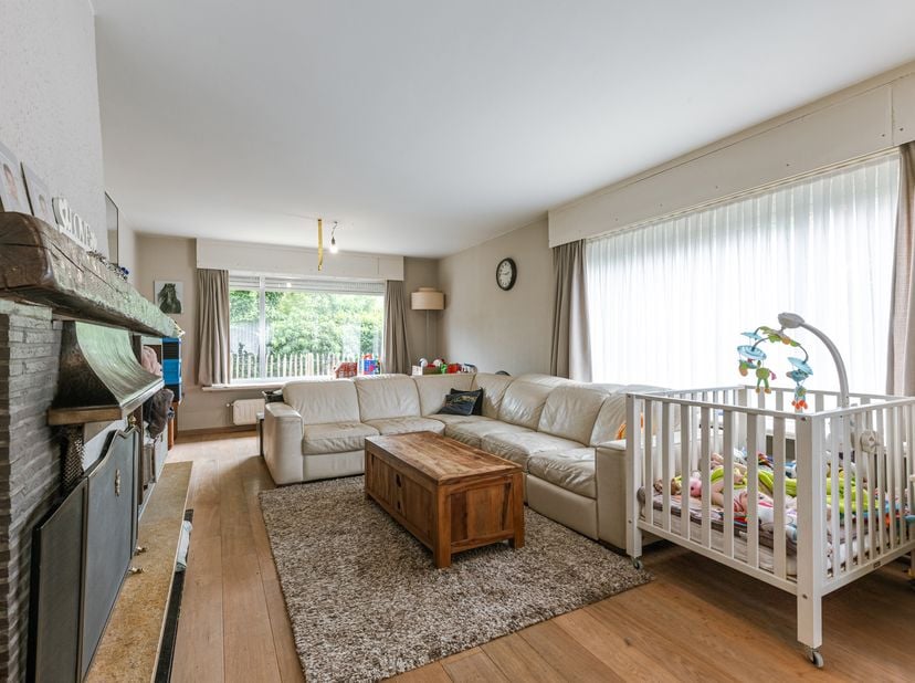 Deze vrijstaande woning bevindt zich in een residentiële wijk nabij het centrum van Roeselare. De woning geniet van een rustige maar centrale ligging,