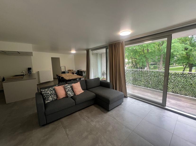 Ruim appartement met uniek groen uitzicht in hartje Genk.<br />
Ontdek dit ruime en lichtrijke appartement, ideaal gelegen in het centrum van Genk. Hi