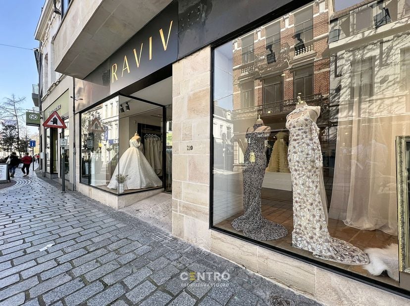 Benaderende OPPERVLAKTEN:<br />
Constructie - bewoonbare oppervlakten<br />
Winkelruimte: 420 m²<br />
Stockruimte:&amp;nbsp; 100 m²<br />
Sociale ruimte: