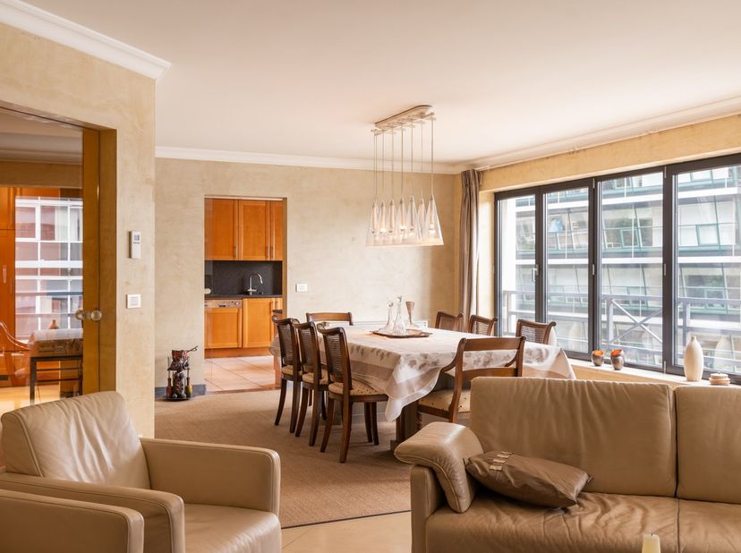 Op de vijfde verdieping van Residentie White Mansions aan het Zuidpark bevindt zich dit ruime appartement van maar liefst 180 m² dat baadt in licht en