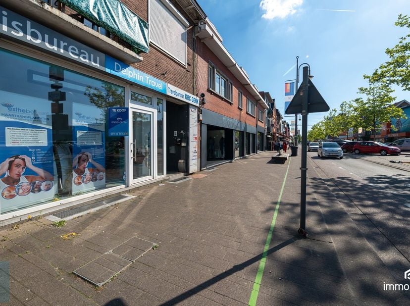 Bent u op zoek naar een toplocatie voor uw zaak gecombineerd met een comfortabele woonst?<br />
Dit veelzijdige pand ligt in de levendige Stalenstraat