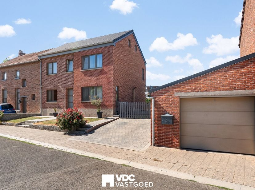 In het landelijke Heers vinden we deze ruime gezinswoning met 208 m² bewoonbare oppervlakte, gelegen op een mooi perceel van 7a 76ca.<br />
<br />
De