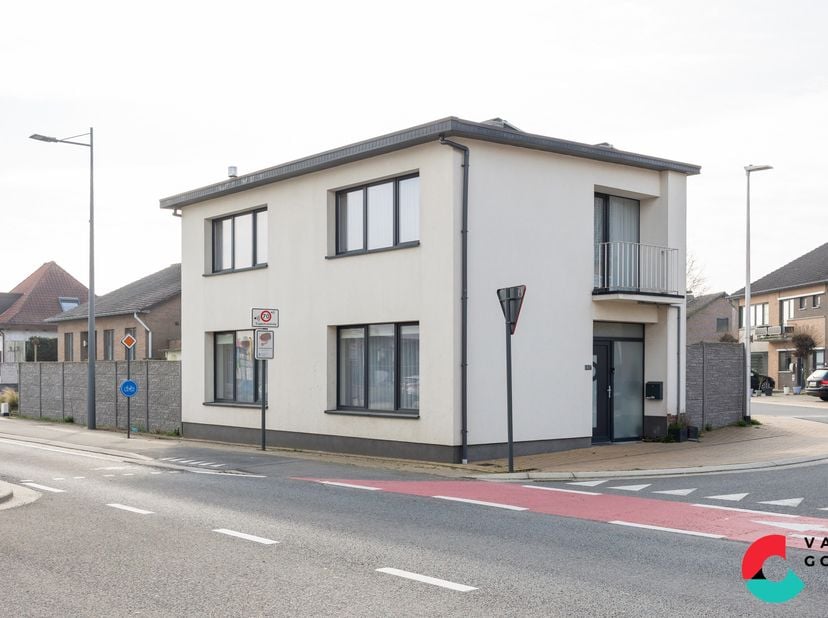 Ben je op zoek naar een instapklare woning met 3 slaapkamers en aparte garage? Dan is dit pand op een perceel van 3a49ca precies wat je zoekt! Dankzij