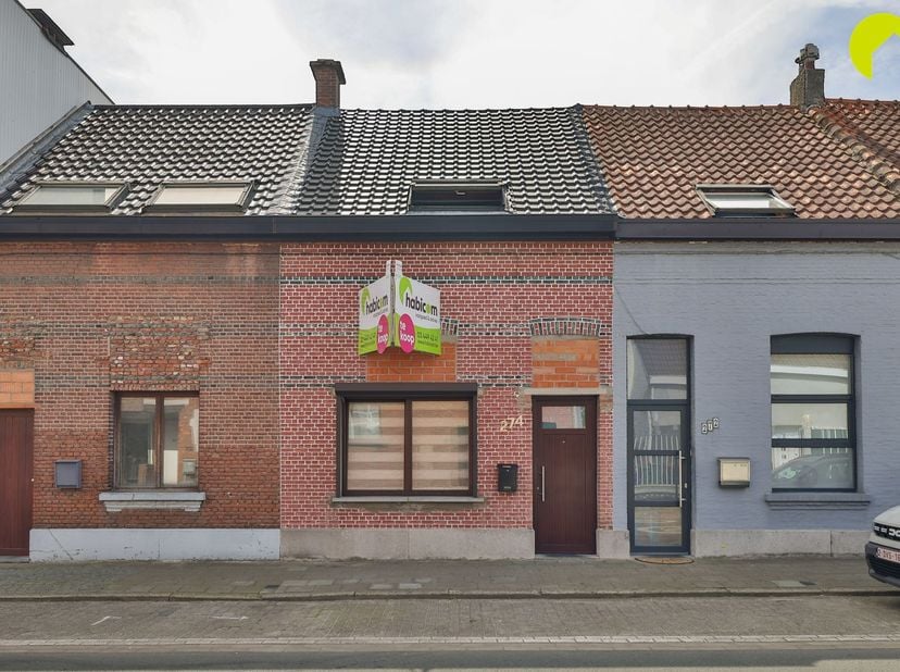 Deze rijwoning is optimaal gelegen en bevindt zich nabij van openbaar vervoer (bus en tram), tal van winkels en scholen. <br />
<br />
Indeling:<br