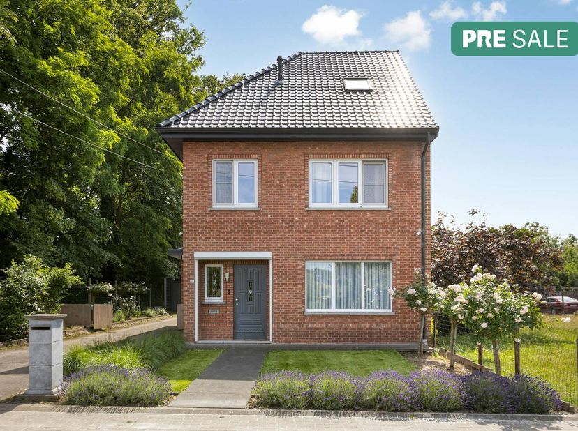 La maison a une surface habitable de 190m² et bonne nouvelle, les plus gros travaux ont déjà été réalisés. L'électricité et le toit ont été renouvelés