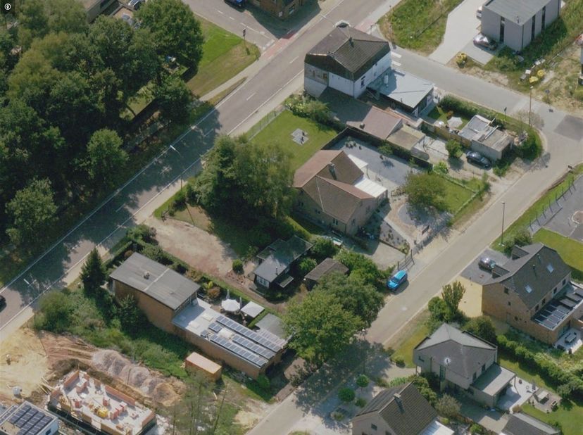 Bouwgrond voor Open bebouwing van 8a80ca te Genk.<br />
<br />
Omgeving: Deze bouwgrond is gelegen aan de Maaseikerbaan, net buiten het centrum van