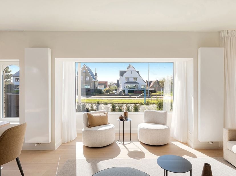 Op een uitmuntende locatie te Duinbergen, op een zucht van het strand en de duinen, bevindt zich deze hoogwaardig gerenoveerde koppelvilla. De eigendo