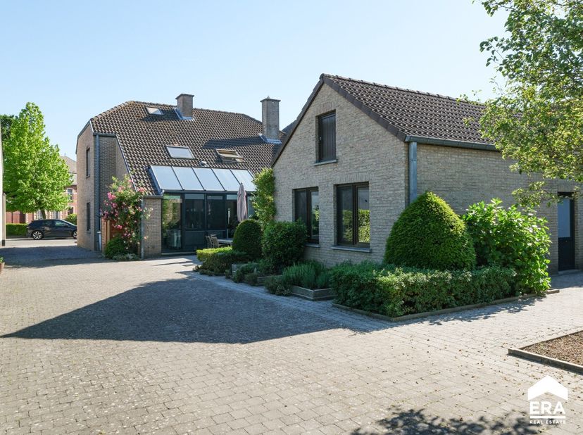 À vendre : maison spacieuse semi-ouverte située Ketelstraat 98, Geetbets, dans un environnement verdoyant et rural avec vue dégagée. Construite en 198
