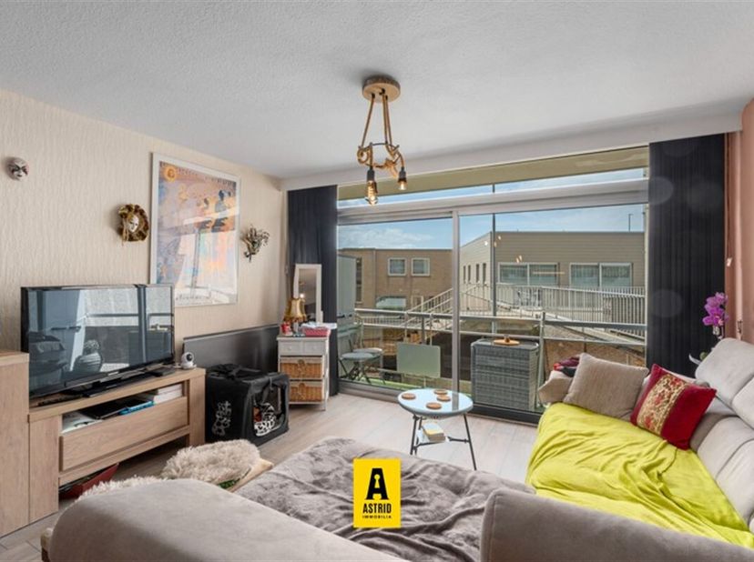 Leuk en zonnig appartement op topligging te Bredene! Gelegen op de eerste verdieping van de uitermate verzorgde residentie Astrid, te midden van het t