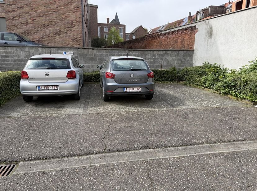 Autostaanplaats te huur centrum Leuven. Vrij vanaf 1 juli. 12 maanden contract. 90 euro/maand