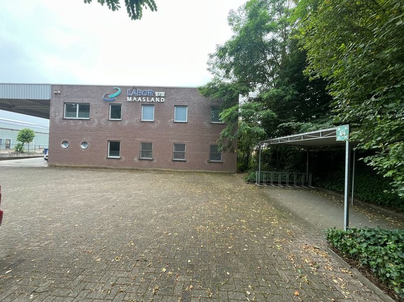 Dit bedrijfspand van ongeveer 1.900 m² bevindt zich op een perceel van 18a87ca in de industriezone Rotem in Dilsen‑Stokkem. Voor het gebouw is parkeer