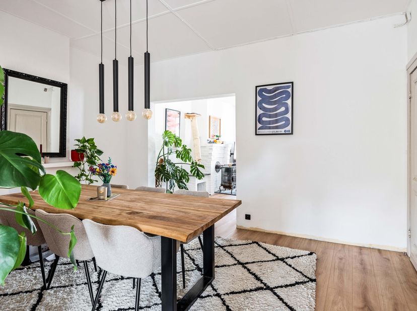 Op zoek naar een eigendom met tal van mogelijkheden? Dan is deze woning op een centrale locatie met een vlotte verbinding naar omliggende gemeenten en