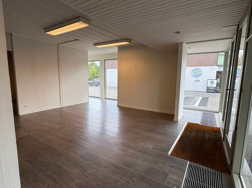 Ben jij op zoek naar een (nieuwe) plek voor jouw zaak? Lees dan zeker even verder!<br />
Het handelspand is gelegen midden in het centrum van Kaulille