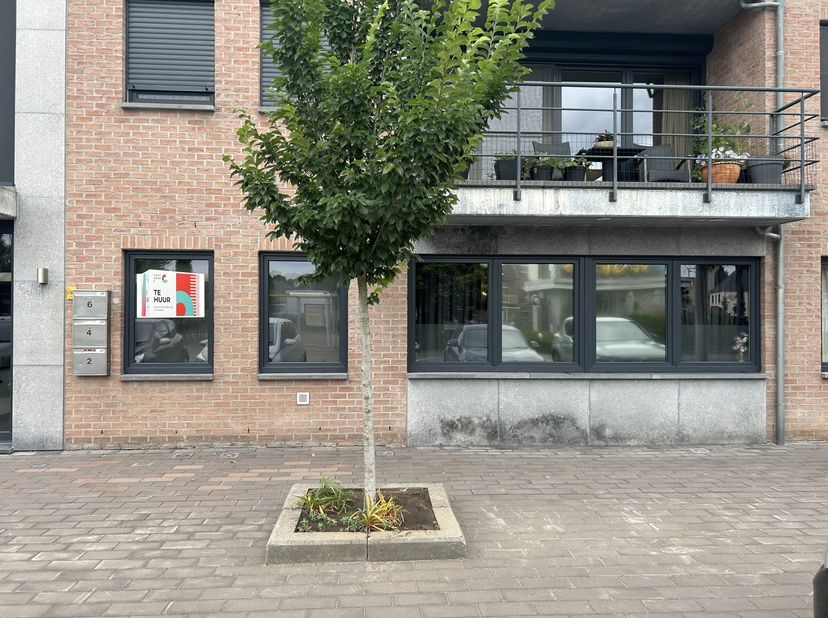 Ben jij op zoek naar een gelijkvloers appartement op een leuke locatie in Hamont? Dan hebben wij gevonden wat jij zoekt!<br />
INDELING:<br />
Kelderv