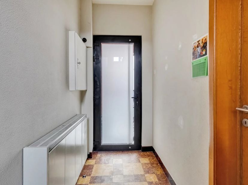 Deze degelijke gezinswoning is gelegen in de Rijschoolstraat, op een gunstige locatie nabij het centrum van Sint-Truiden. Dankzij de centrale ligging
