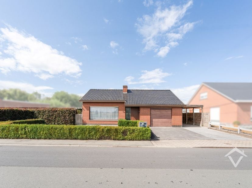 Deze alleenstaande woning is gelegen op een grondoppervlakte van 611 m² en bestaat uit: oprit - carport - inkomhal - toilet - living - keuken - verand