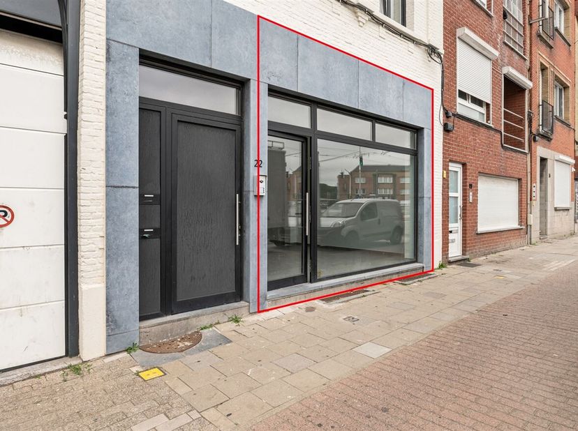 Gerenoveerde handelsruimte in Merksem!<br />
Ligging:<br />
Gelegen op een strategische locatie met uitstekende bereikbaarheid en zichtbaarheid, biedt