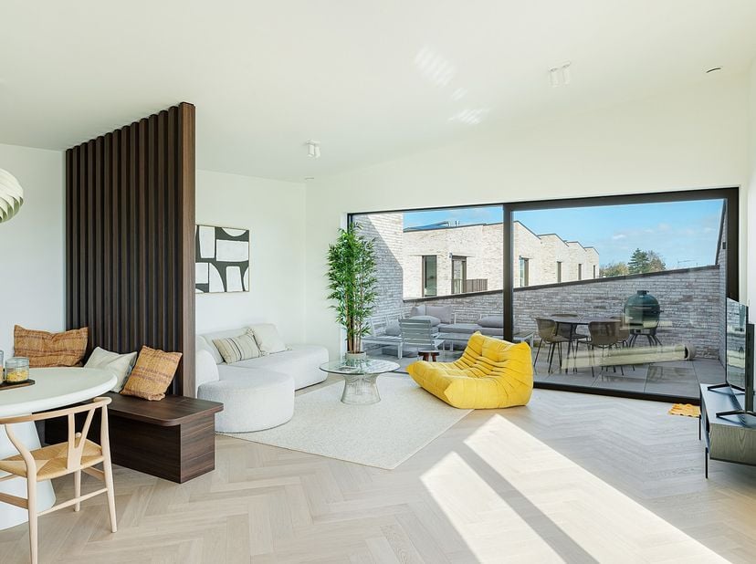 Dit ruim duplexappartement maakt deel uit van het project Kalvekeet, een autovrij domein aan de rand van Knokke. U woont hier rustig en groen, met het