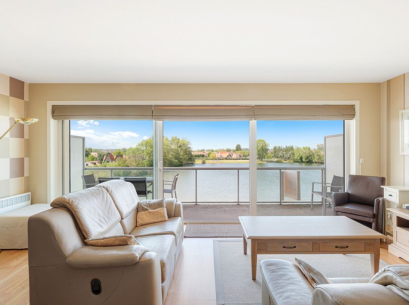 Mooi recent en instapklaar appartement met grote terrassen op wandelafstand van de Zeedijk.<br />
<br />
Indeling: Inkomhal met vestiairekast, ruime w
