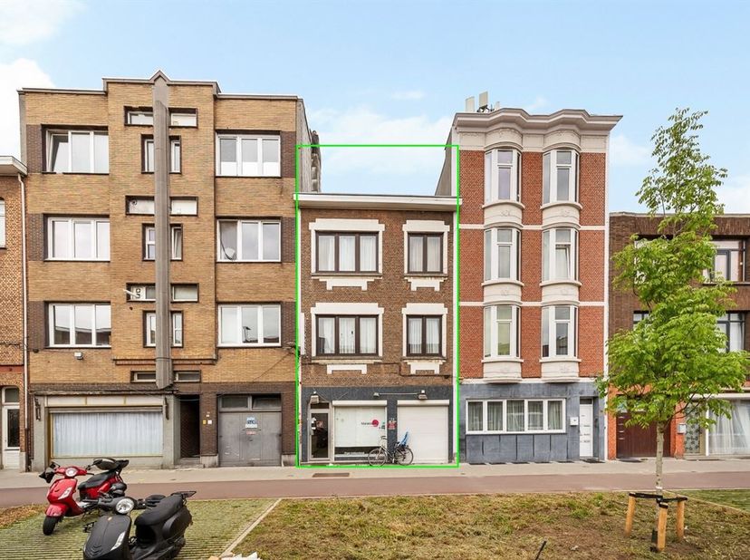 Maison commerciale située au centre de la ville, avec des logements<br />
Située au centre de la Lakborslei à Deurne, nous trouvons cette maison comme