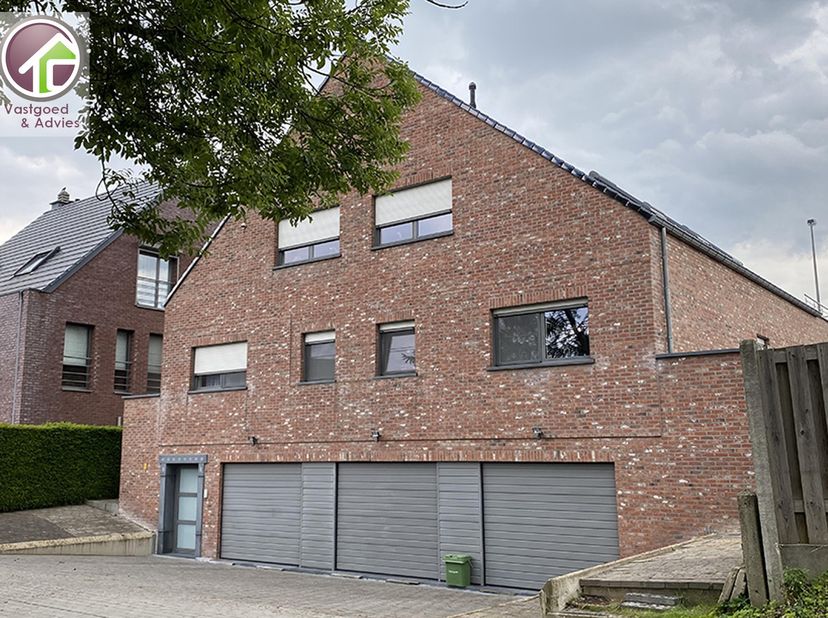 WATERTORENSTRAAT 5/1.2: Ruim appartement met 2 slaapkamers, tuin en garage.<br />
<br />
Indeling: inkomhal met apart toilet, living met toegang tot t