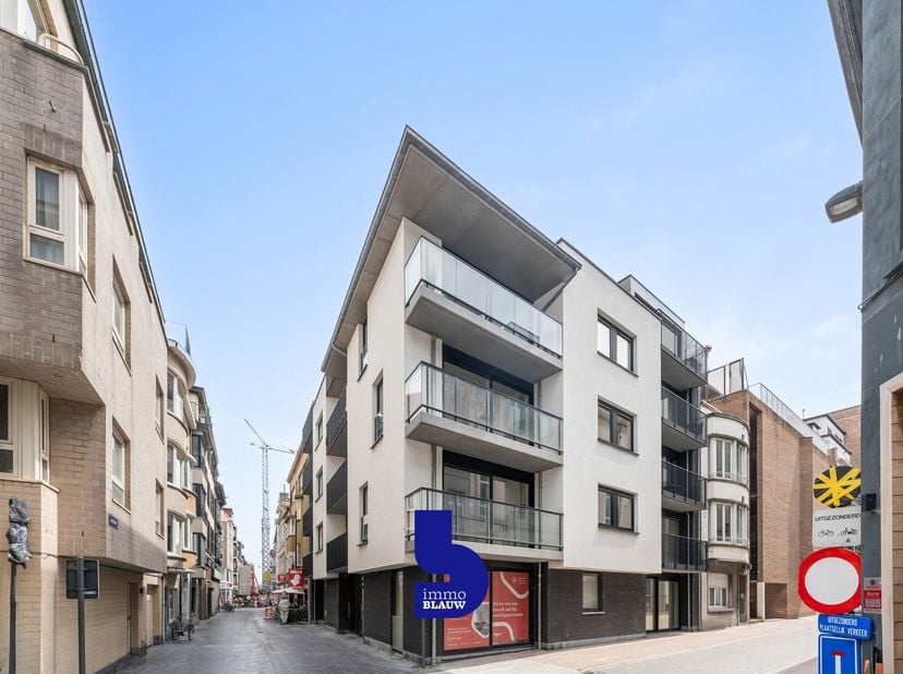 Welkom thuis in dit stijlvolle nieuwbouwappartement, ideaal gelegen in het hart van Oostende. Dankzij de centrale ligging bevindt u zich op wandelafst