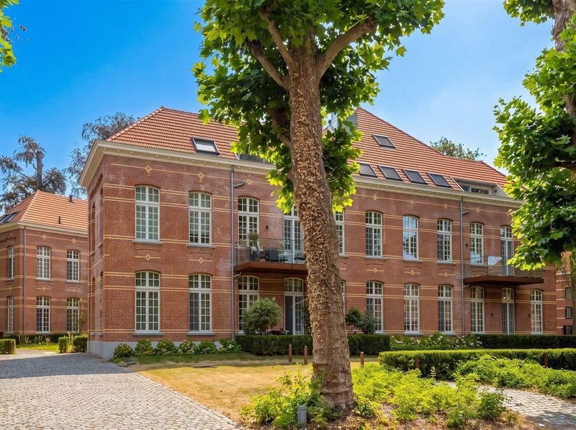 Au cœur du magnifique Groot Park, entouré d'arbres centenaires et d'espaces verts, où règnent le calme et la tranquillité, et à deux pas de Louvain, n
