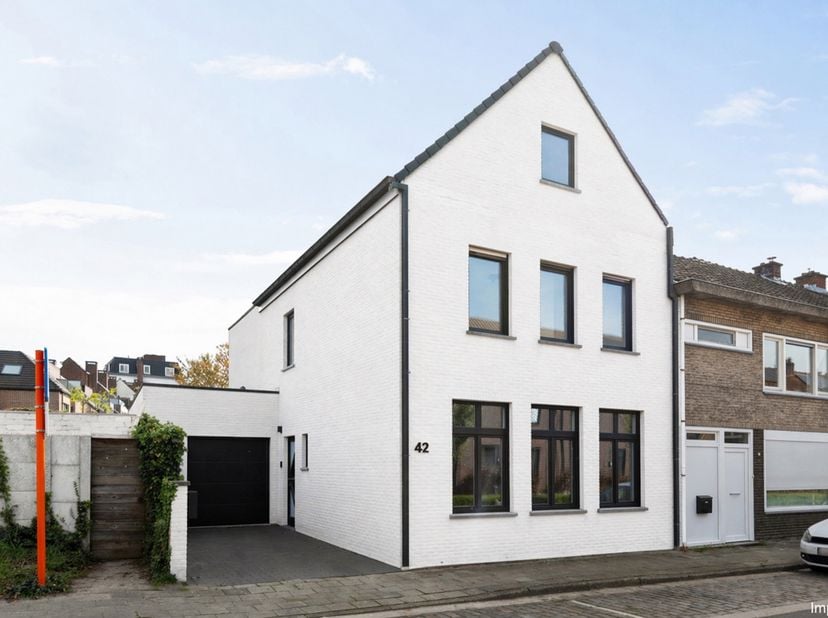 Ontdek deze ruime en verzorgde woning in de Brugstraat 42 te Turnhout. Met een bewoonbare oppervlakte van 201 m², vier slaapkamers, een zonnige tuin e