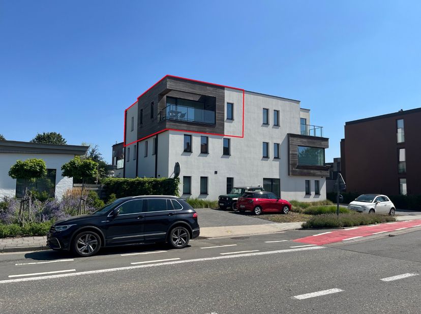 In een kleinschalige residentie bevindt zich dit appartement met twee slaapkamers op de tweede verdieping.<br />
<br />
Het appartement omvat een lich