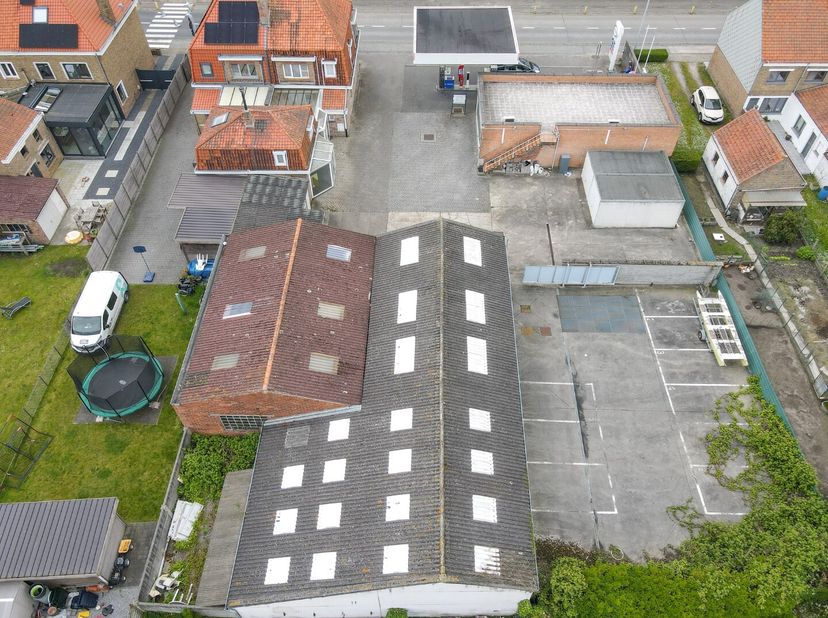 Gelegen aan de belangrijkste invalsweg van De Haan aan Zee, biedt dit terrein een unieke kans voor projectontwikkeling en/of retail.<br />
 Adres: Nie
