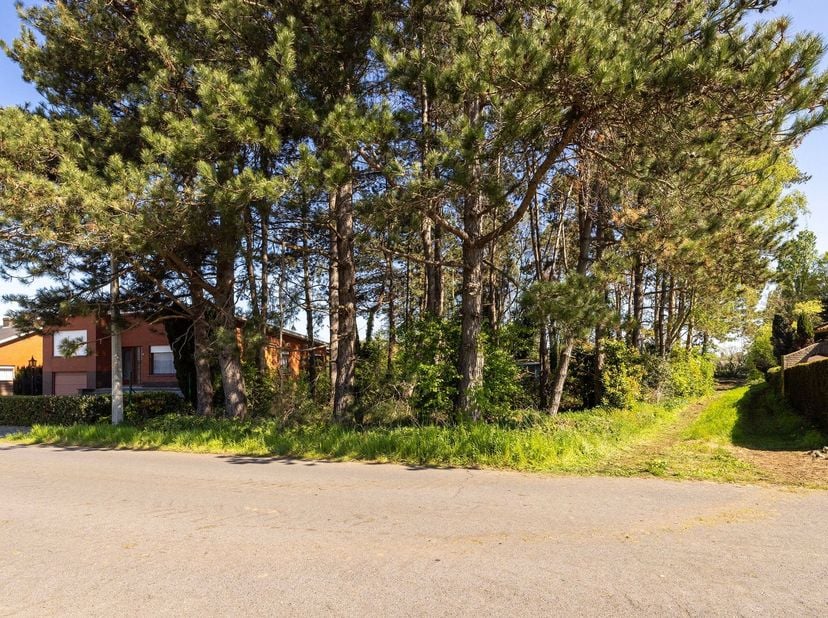 Gunstig gelegen bouwgrond voor open bebouwing. <br />
<br />
De bouwgrond heeft een oppervlakte van 814m² en heeft een straatbreedte van 16m, dewelk