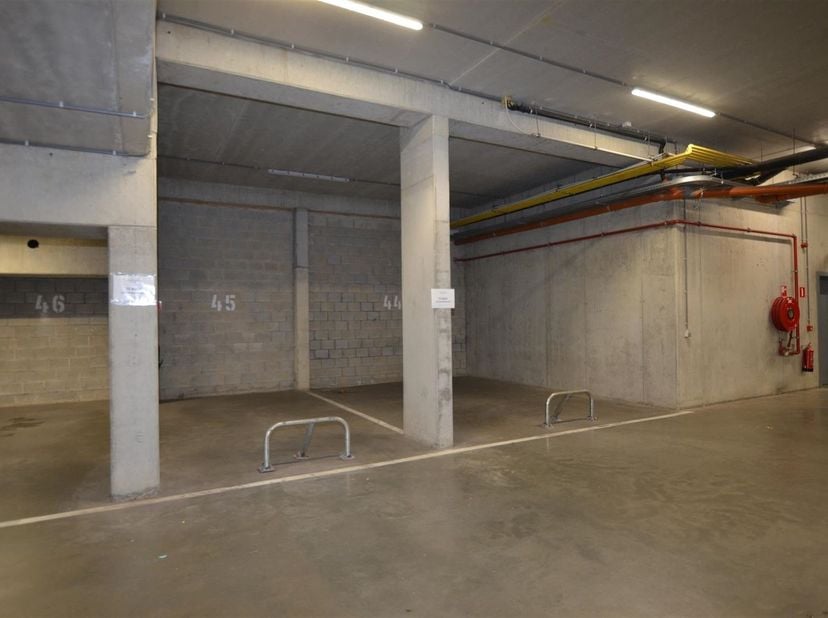 Deze ondergrondse autostaanplaats is gelegen op de -1 van 'Residentie Greenfield'.<br />
Op fietsafstand van het centrum van Hasselt met al haar faci