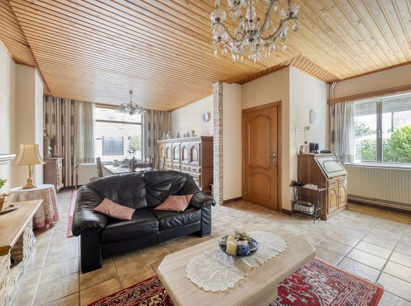 TE RENOVEREN HALFOPEN LICHTRIJKE WONING MET 3 SLPK'S IN BOLDER (RIEMST)<br />
Op zoek naar een woning die u volledig naar eigen smaak kan renoveren op