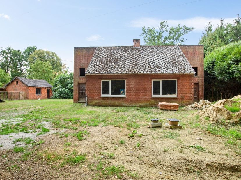 Unieke renovatiekans op een prachtig perceel van 22 are in Heusden-Zolder<br />
<br />
De woning is gelegen in een rustige en groene straat in Heusd