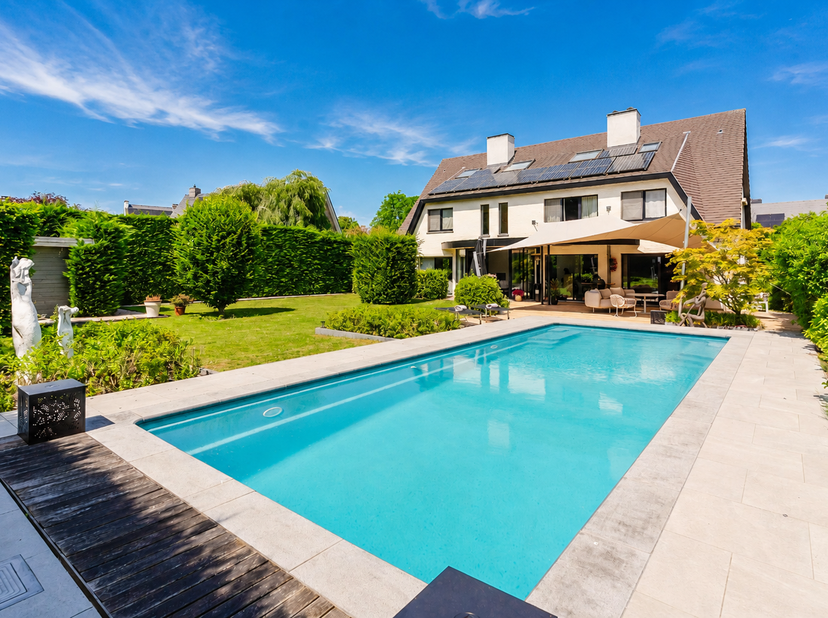 LIGGING<br />
Deze villa is gelegen op een uitermate rustige en kindvriendelijke locatie in Melle.<br />
U geniet hier een maximale rust en privacy al
