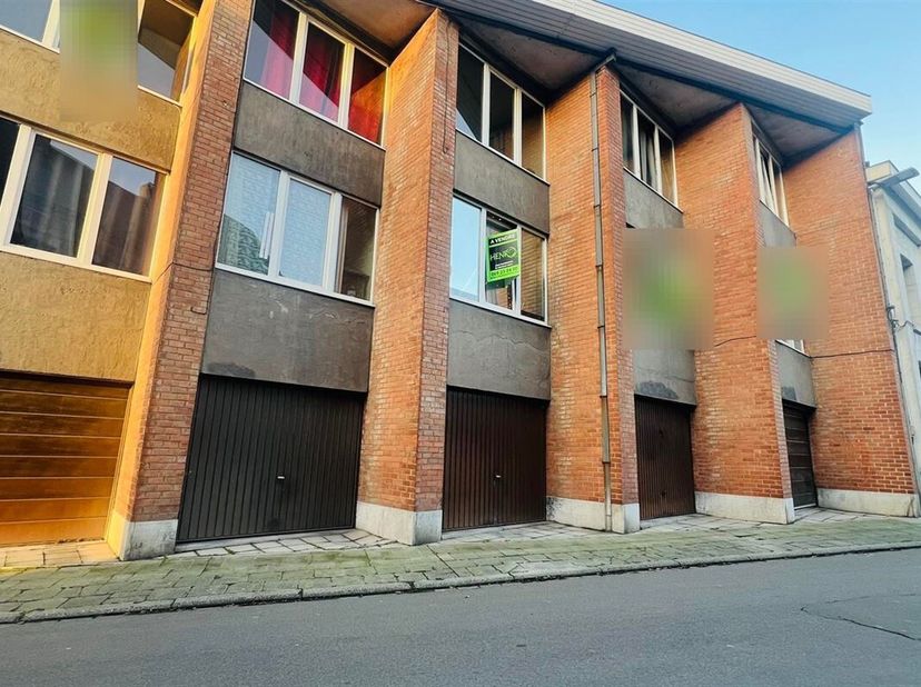 Situé en plein coeur de la ville de Tournai, ce studio, situé au 1er étage,  offre un espace de vie comprenant une kitchenette, des toilettes et une s