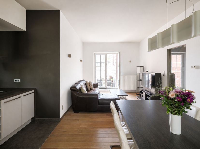 Ruime triplex met drie slaapkamers en polyvalente ruimte in het historisch centrum, met zicht op de Lieve.<br />
<br />
In de omgeving van het Prinsen