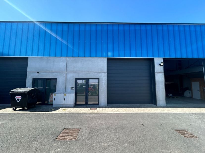 ** COMPROMIS IN OPMAAK ** -&amp;nbsp;Recent en goed gelegen magazijn in het industriepark "Grote Nest" te Evergem, langs het kanaal Gent-Terneuzen en met