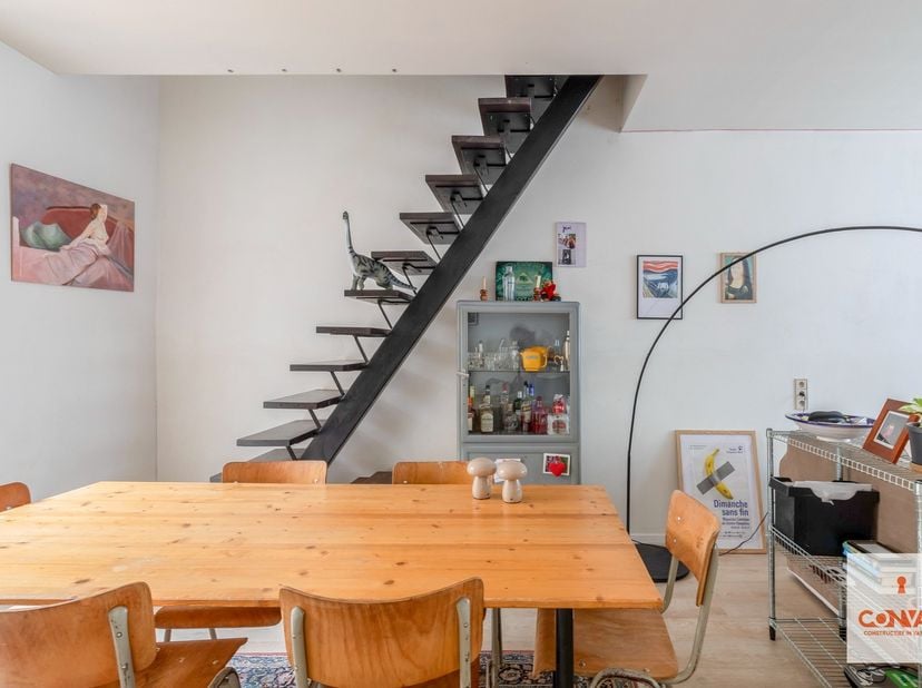Deze woning is gelegen in een gezellige buurt met een uitstekende Mobiscore van 8,8/10. Winkels, scholen en openbaar vervoer bevinden zich in de direc