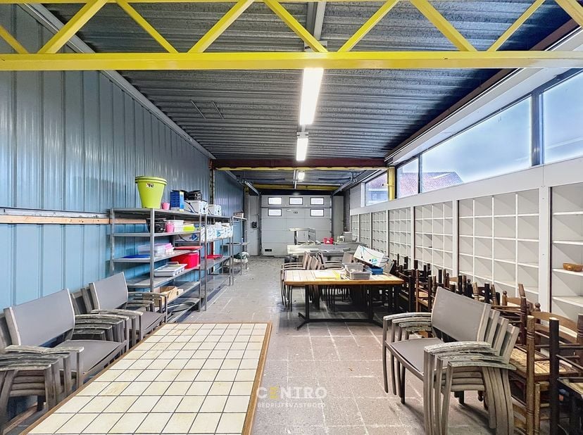OPPERVLAKTEN:<br />
Constructie-bruikbare oppervlakten<br />
Magazijn: &amp;nbsp;±75 m²<br />
Parkeerplaats voor de poort.<br />
<br />
INDELING:<br />
Ma
