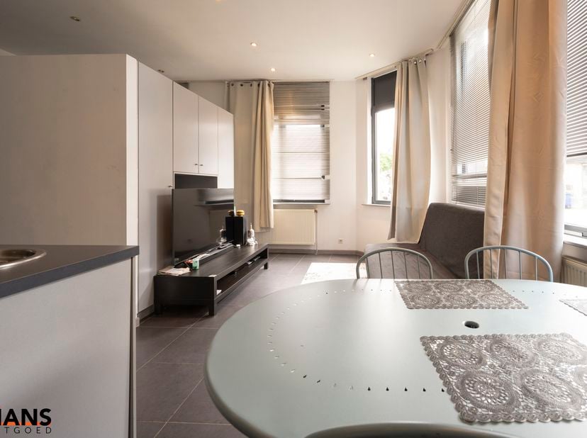 Leefruimte; ingebouwde kast; open kitchenette met aansluitende eethoek; badkamer met douche, wastafel in meubel en toilet; slaapkamer en berging. Er k