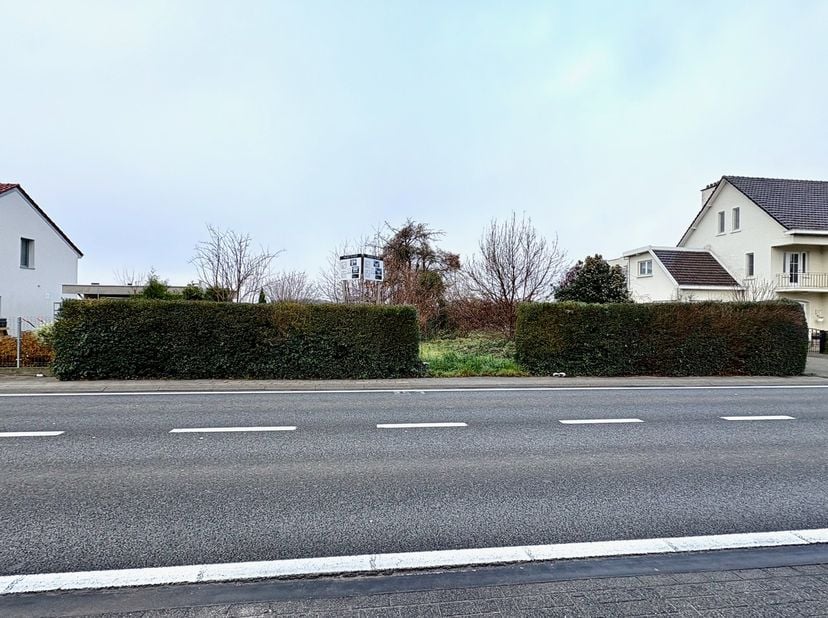 Deze bouwgrond aan de Steenweg 20 in Gingelom biedt een mooie kans voor wie op zoek is naar een goed gelegen perceel met een open zicht op het landsch