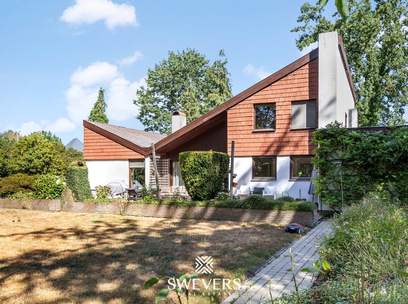 Voor meer info en foto’s, surf naar www.swevers.be – Op een rustige en vlot bereikbare locatie in Hasselt ligt deze verrassend ruime open bebouwing ui