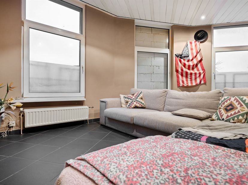 Ligging: Dit ruim appartement is centraal gelegen in het zonnige hartje Merksem nabij de Bredabaan. Verschillende scholen, winkels, horeca, sportvoorz